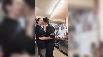 Coppia fa sesso nella cucina del ristorante