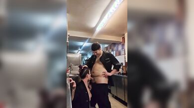 Coppia fa sesso nella cucina del ristorante