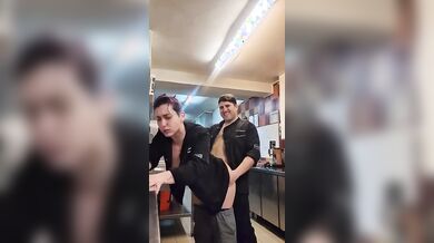 Coppia fa sesso nella cucina del ristorante
