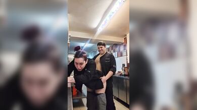 Coppia fa sesso nella cucina del ristorante