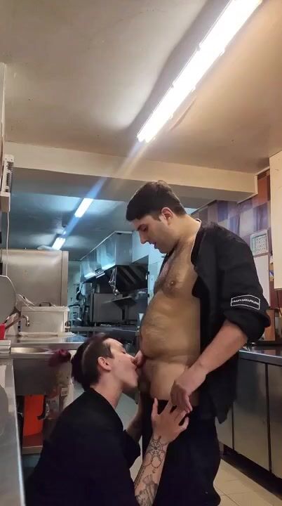 Coppia fa sesso nella cucina del ristorante