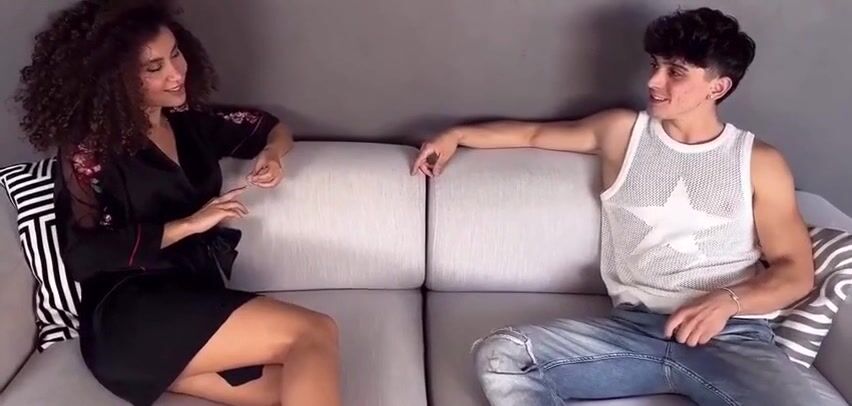 Italiana social cosi fica che seduce amico gay