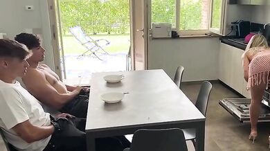 Amica di nostra madre ci sega fino a farci sborrare