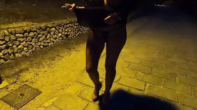 Moglie tettona esibizionista in pubblico