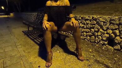 Moglie tettona esibizionista in pubblico