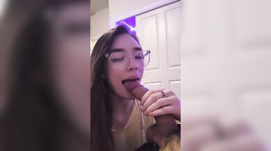 Pompino fidanzata italiana con occhiali amatoriale