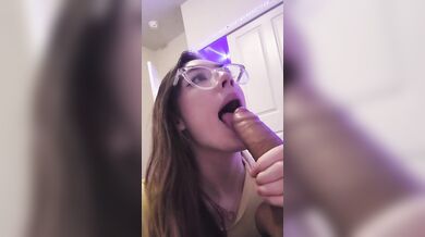 Pompino fidanzata italiana con occhiali amatoriale