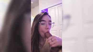 Pompino fidanzata italiana con occhiali amatoriale