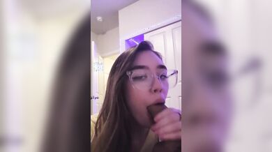 Pompino fidanzata italiana con occhiali amatoriale