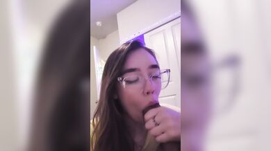 Pompino fidanzata italiana con occhiali amatoriale