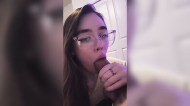 Pompino fidanzata italiana con occhiali amatoriale