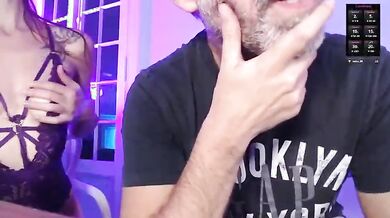 Moglie si masturba e spompina il suo uomo in live