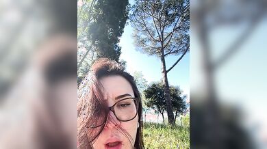 Tettona italiana esibizionismo nel parco
