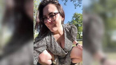Tettona italiana esibizionismo nel parco