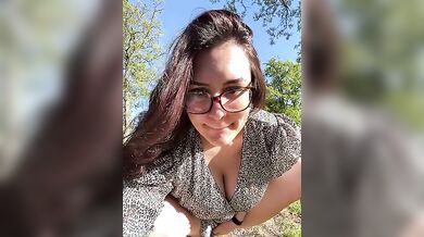 Tettona italiana esibizionismo nel parco