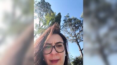 Tettona italiana esibizionismo nel parco
