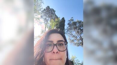 Tettona italiana esibizionismo nel parco