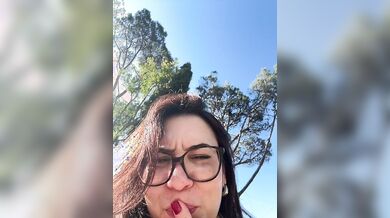 Tettona italiana esibizionismo nel parco