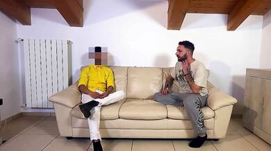 Milf spompina due cazzi sul divano