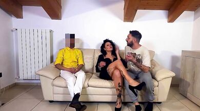 Milf spompina due cazzi sul divano