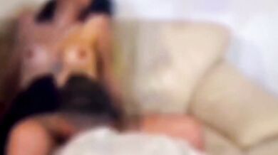 Milf spompina due cazzi sul divano