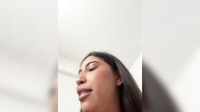 Pompino giovane fidanzata mentre lui la sditalina