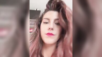 Morettina italiana si masturba nuda con dildo in culo