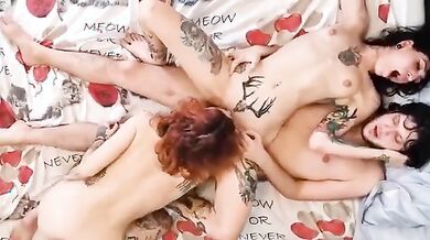 Threesome italiano con due Milf tatuate troie