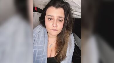 Milf tettona si sditalina in tenda