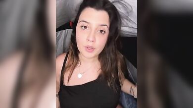Milf tettona si sditalina in tenda