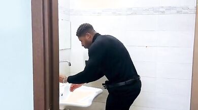 Milf italiana sfondata in bagno da black