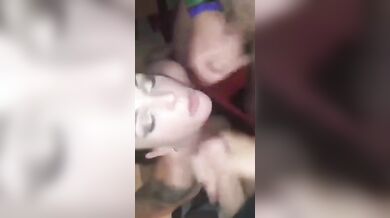 Sono la vostra puttana dovete sborrarmi in faccia