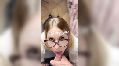 Vuoi che la tua professoressa ti succhia il cazzo?