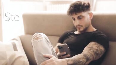 Seduce coinquilino che la scopa sul tavolo