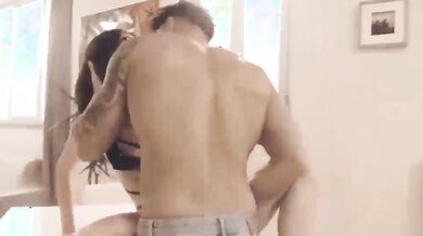 Seduce coinquilino che la scopa sul tavolo