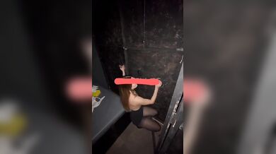 Glory hole italiana succhia tre cazzi al club privè