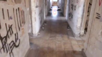 Bocchino fidanzata nella casa abbandonata
