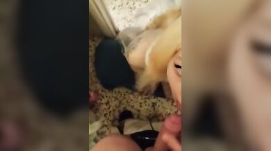 Biondina italiana lo succhia in ginocchio in bagno
