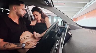 Milf italiana sega sconosciuto in un parcheggio