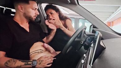Milf italiana sega sconosciuto in un parcheggio