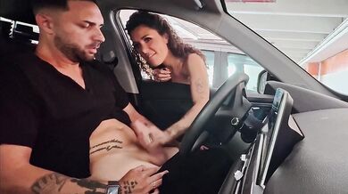 Milf italiana sega sconosciuto in un parcheggio