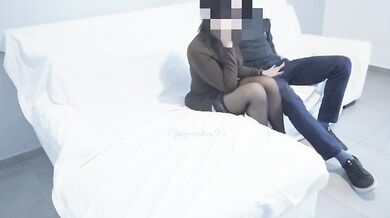 Pompino e scopata moglie cuckold davanti al cornuto
