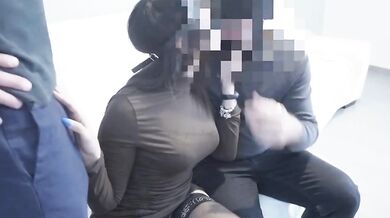 Pompino e scopata moglie cuckold davanti al cornuto