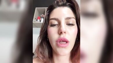 Porcellina italiana geme col dildo tra le gambe