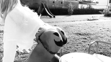 Twerking bionda italiana social halloween