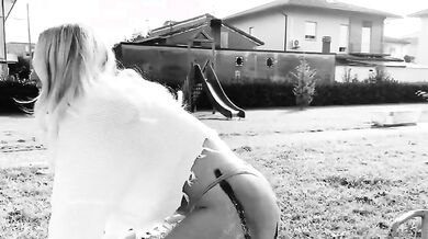 Twerking bionda italiana social halloween