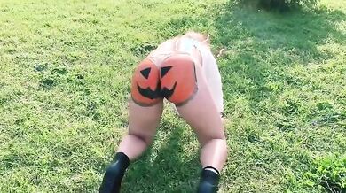 Twerking bionda italiana social halloween