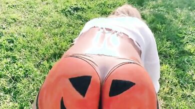 Twerking bionda italiana social halloween
