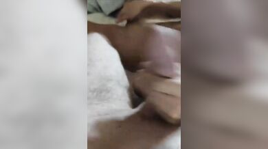 Si masturba mentre lo sega e spompina