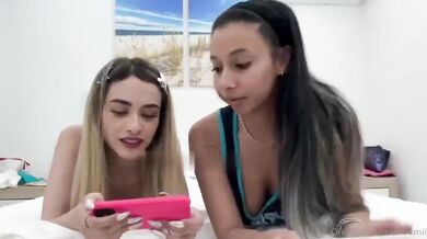 Amiche social fanno sesso per i loro fans